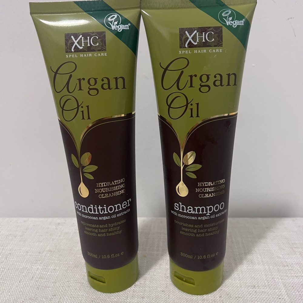 New set of 2 Argan oil shampoo and conditioner set expires 04/28/2026